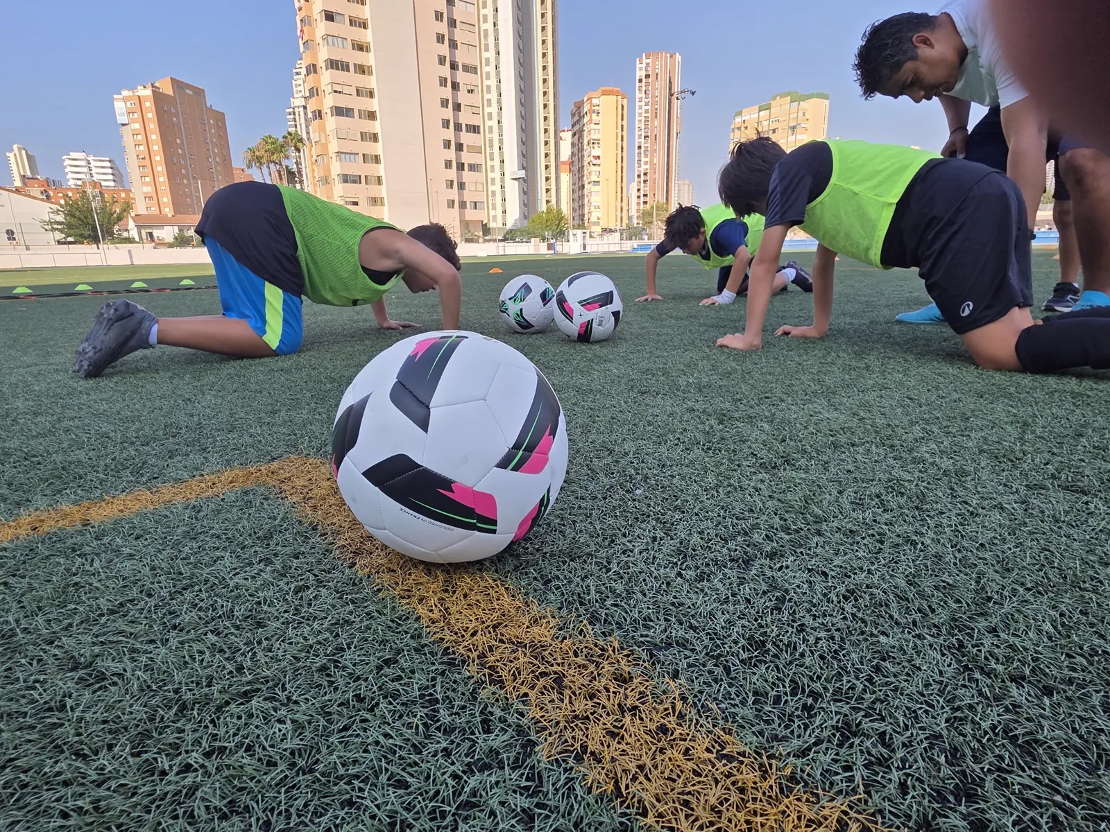 Grupo reducido de jugadores entrenando con balón